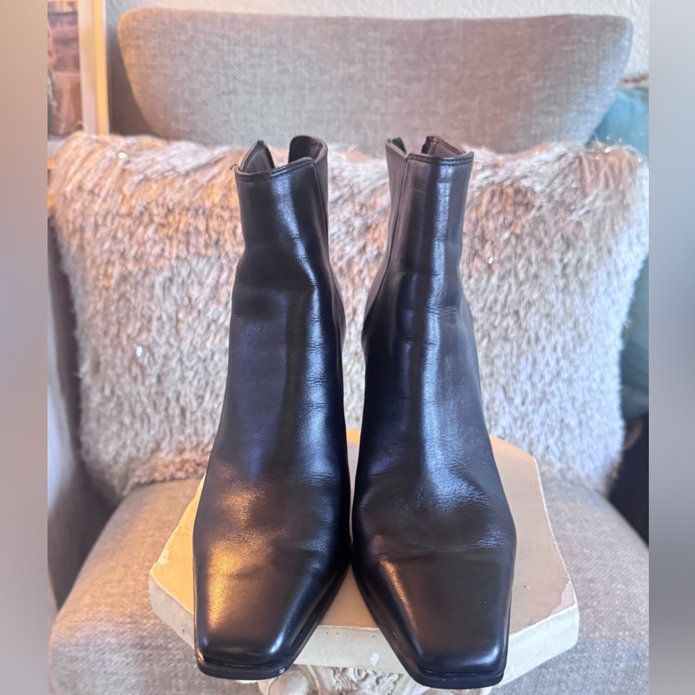 Sleek Black Heeled Ankle Boots with Block Heel